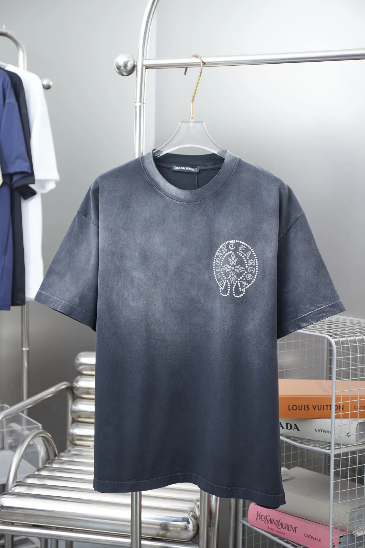 🅿️220 Ch*ome Hearte 25SS early spring new style, short-sleeved Croix heart diamonds, light luxury, essential item for daily commuting for men and women, correct version, comparison welcome, detailed features · 280g 100% pure cotton double yarn jersey fabric · Custom dyed in the same vat, special thickened 32 pieces double-stranded 1X1 thread · Imported Australian matte pearlescent diamonds ➕ thick letter logo · Ready-made garments made of piece dyeing Then do the faded fried snowflake process, then wash it to make it look old · General washing to improve the effect · Double needle stitching and cross-stitch process · Original main mark, washed tag, brand moisture-proof paper packaging Color: black/white Size: S/M/L/XL